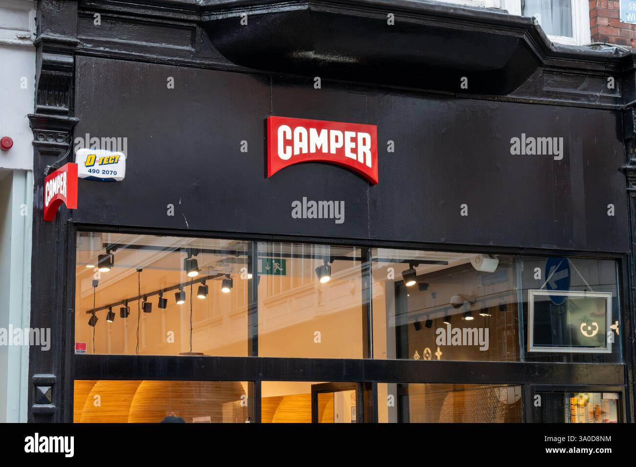 Dublin, Irlande- 3 février 2025 : la façade du magasin de chaussures Camper dans le centre-ville de Dublin. Banque D'Images