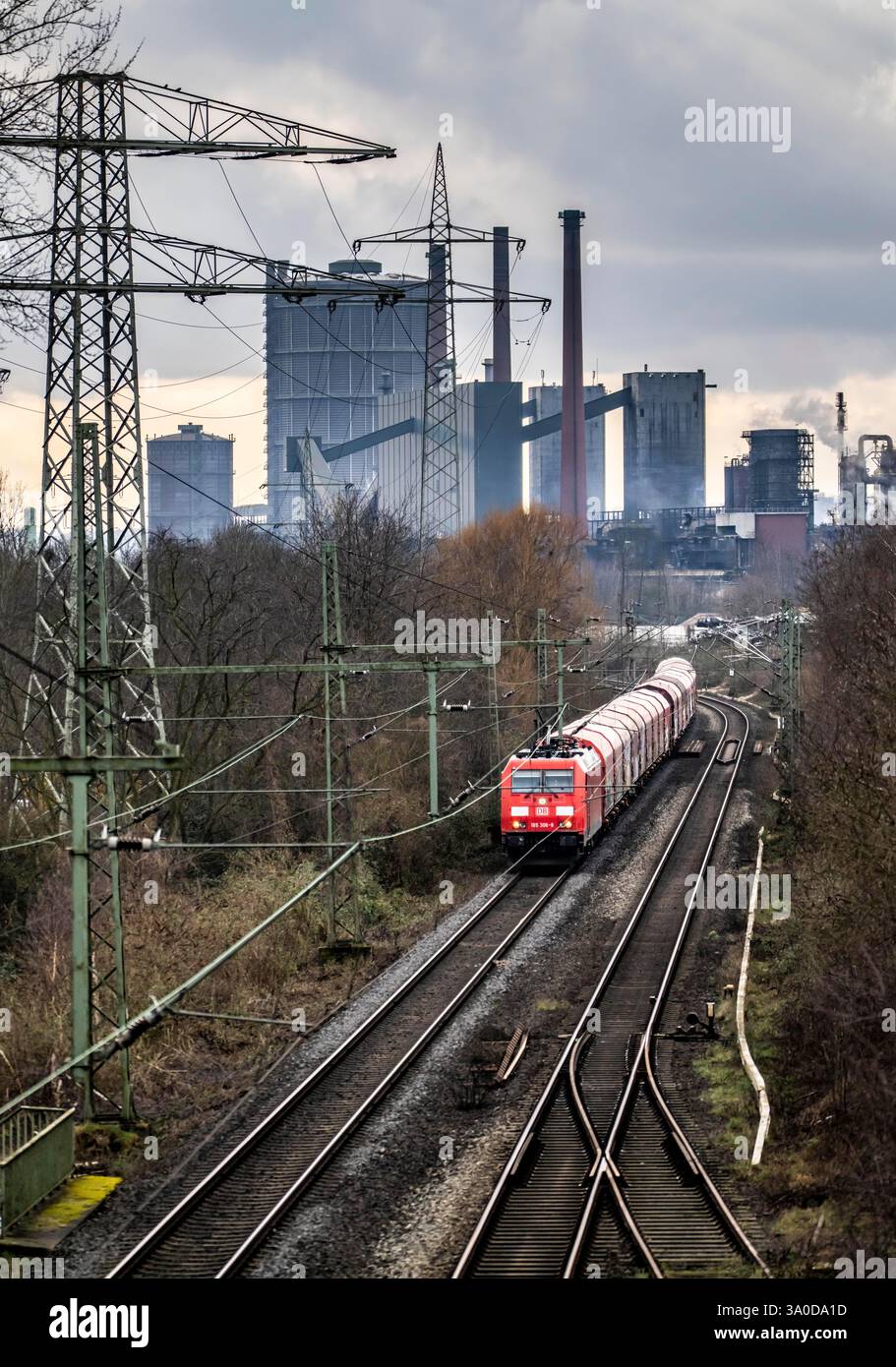 Cokerie Prosper, exploitée par le groupe sidérurgique ArcelorMittal, 146 fours à coke avec une production quotidienne de 5500 tonnes de coke, ligne ferroviaire de fret, frei Banque D'Images