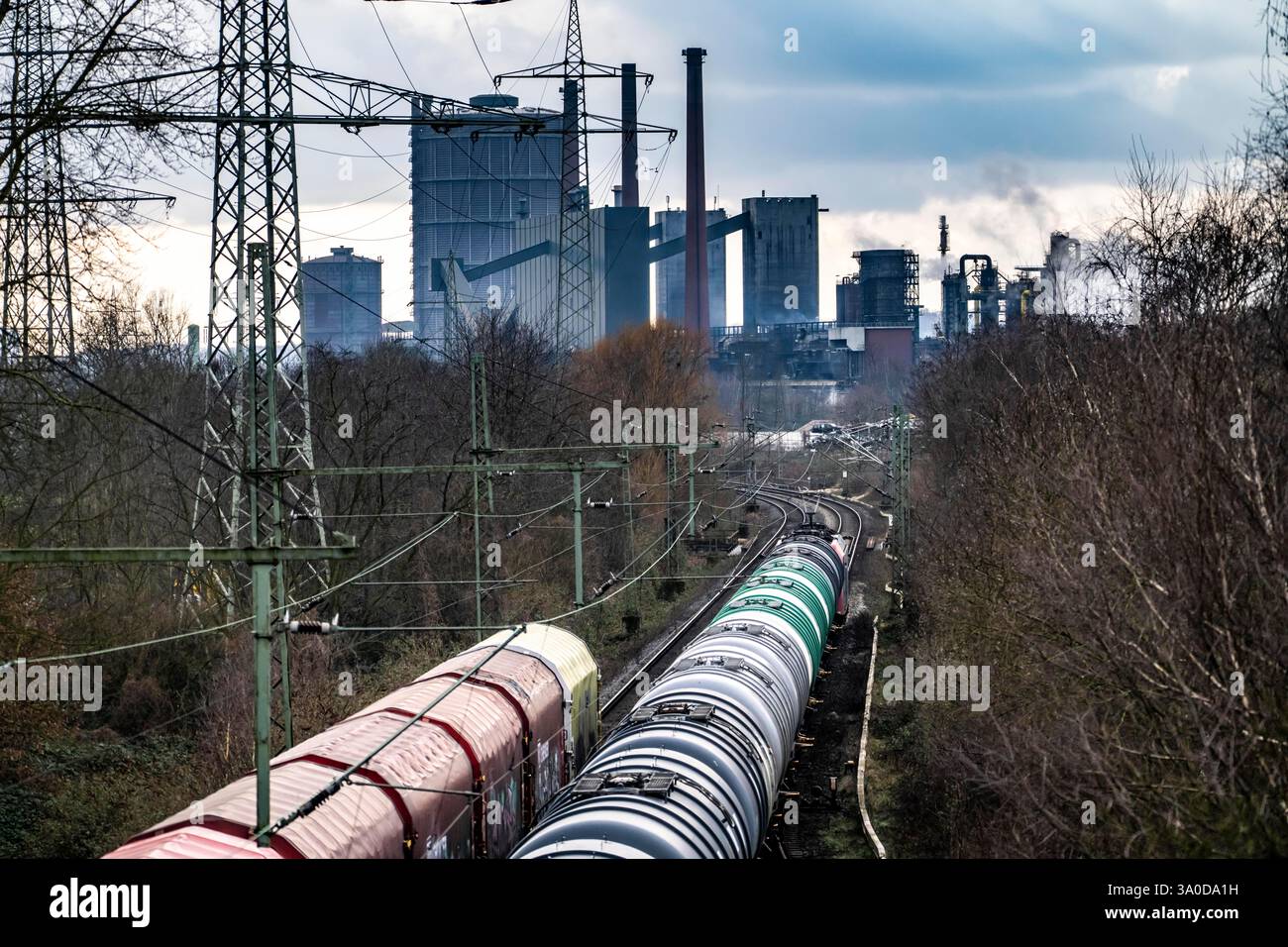 Cokerie Prosper, exploitée par le groupe sidérurgique ArcelorMittal, 146 fours à coke avec une production quotidienne de 5500 tonnes de coke, ligne ferroviaire de fret, frei Banque D'Images