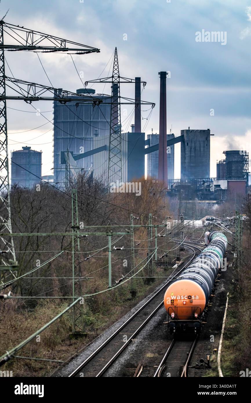 Cokerie Prosper, exploitée par le groupe sidérurgique ArcelorMittal, 146 fours à coke avec une production quotidienne de 5500 tonnes de coke, ligne ferroviaire de fret, frei Banque D'Images
