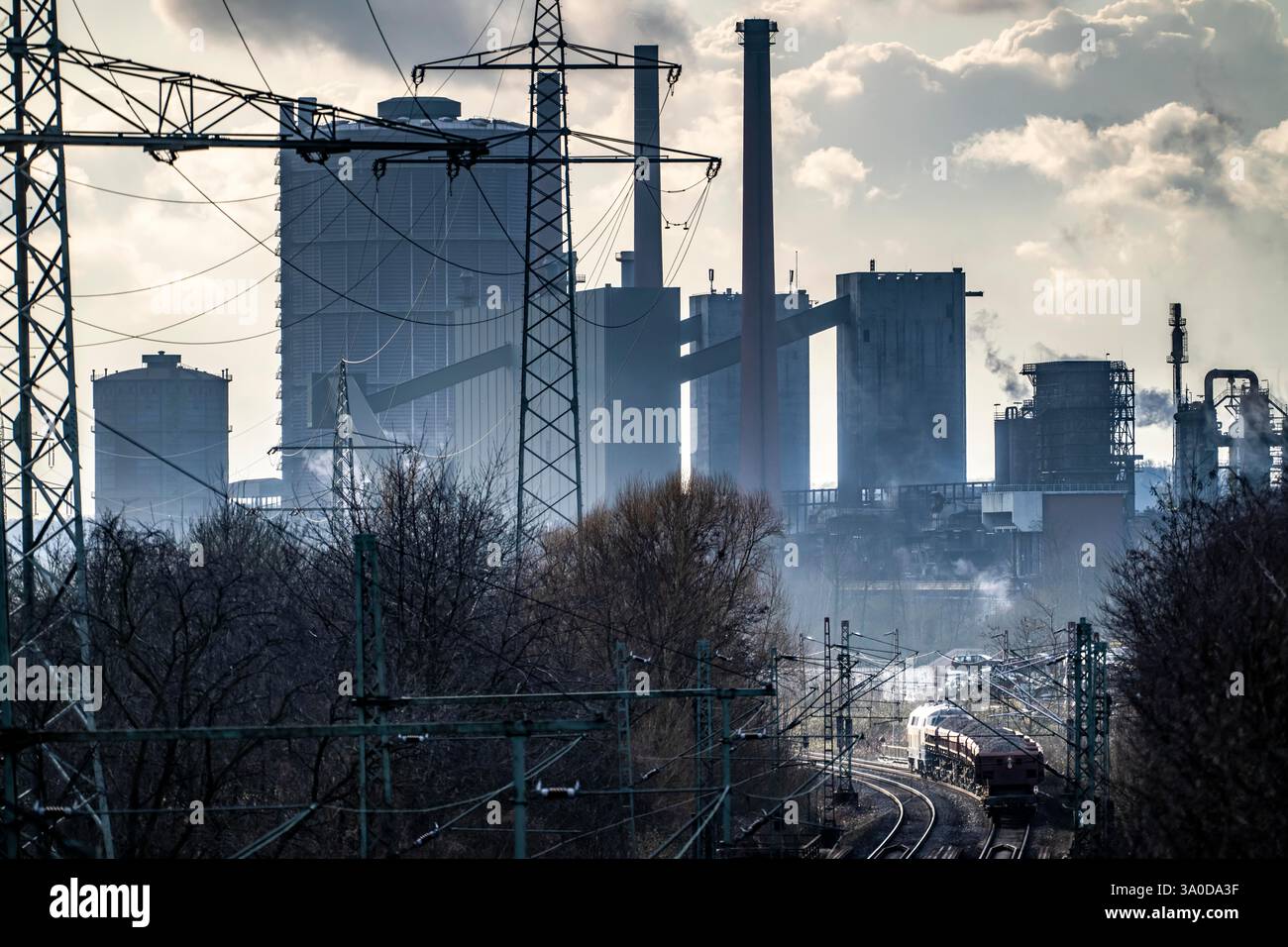Cokerie Prosper, exploitée par le groupe sidérurgique ArcelorMittal, 146 fours à coke avec une production quotidienne de 5500 tonnes de coke, ligne ferroviaire de fret, frei Banque D'Images