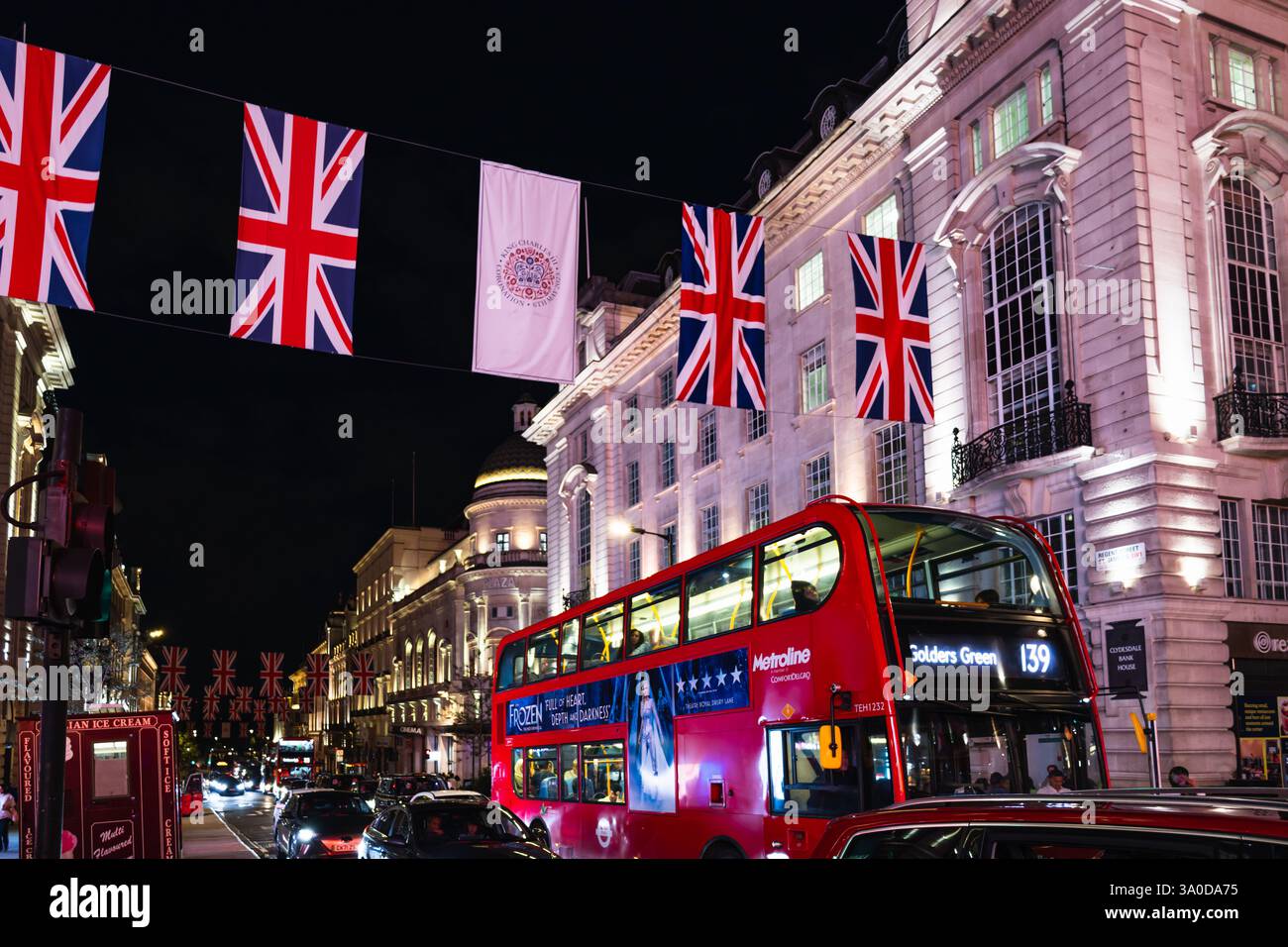 Paysage urbain nocturne de Londres avec bus à impériale et drapeaux de l'Union Jack. Londres, Royaume-Uni, 30 juillet 2023 Banque D'Images
