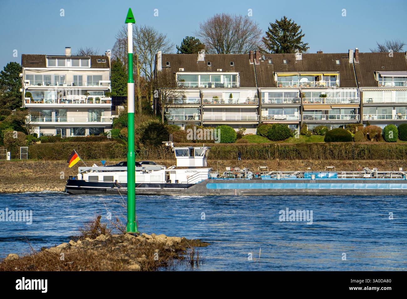 Cargo sur le Rhin près de Düsseldorf-Bockum, villas sur les rives du Rhin, le quartier dans le 5ème arrondissement est l'un des résidences les plus chères Banque D'Images