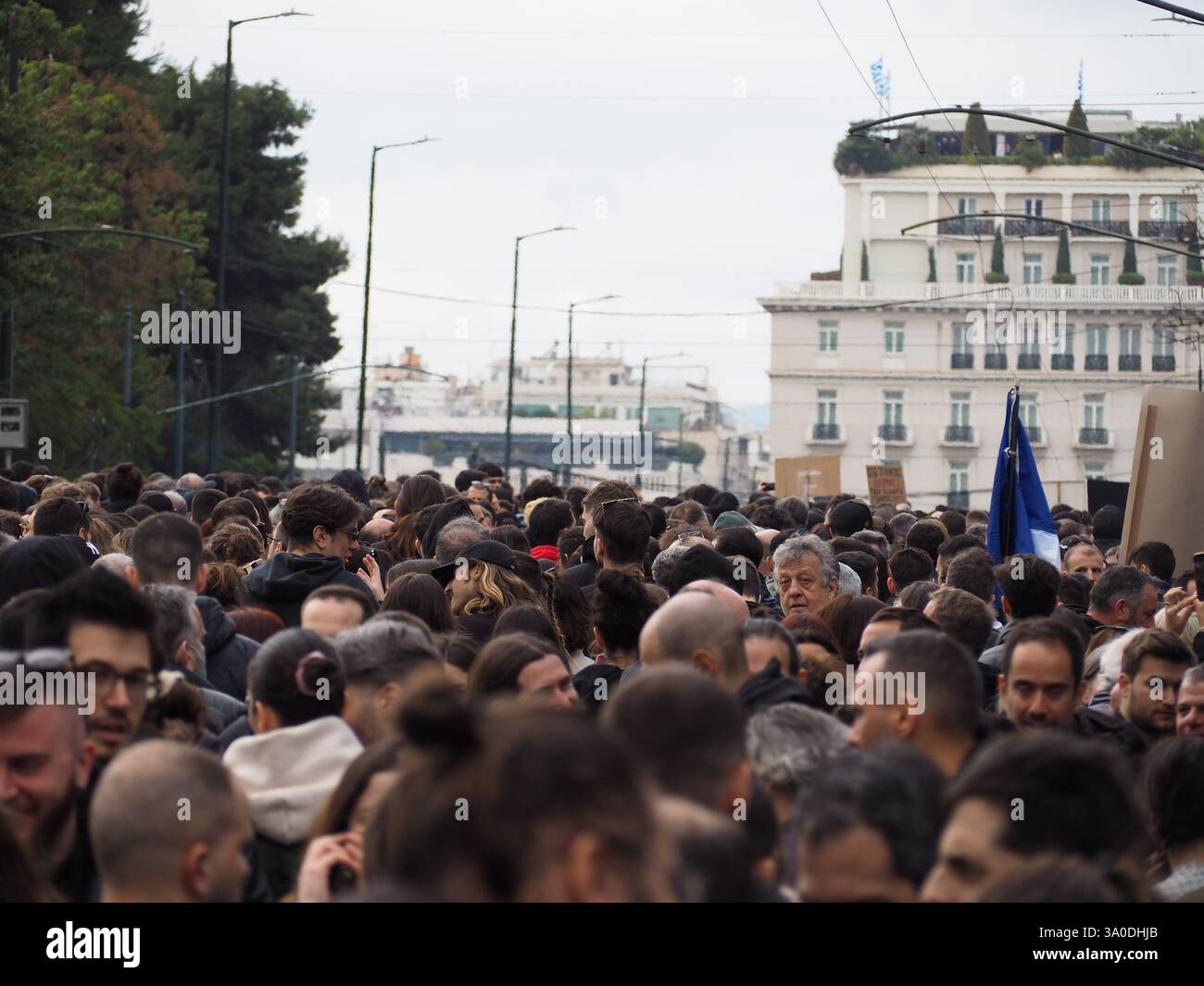 Athènes, Grèce - 28 février 2025 : une foule nombreuse s'est réunie pour protester contre l'accident de train Tempi dans le centre-ville d'Athènes Banque D'Images
