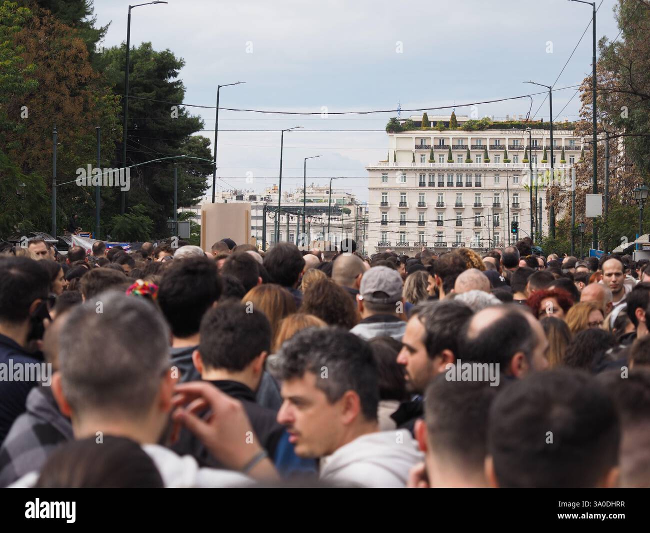 Athènes, Grèce - 28 février 2025 : une foule nombreuse s'est réunie pour protester contre l'accident de train Tempi dans le centre-ville d'Athènes Banque D'Images