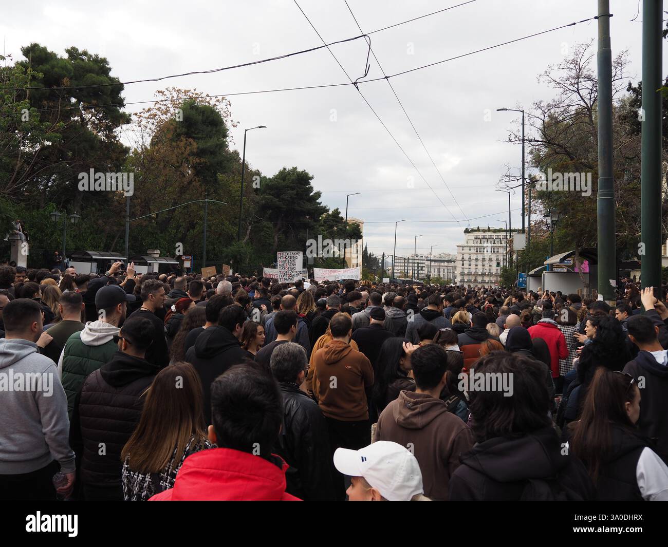 Athènes, Grèce - 28 février 2025 : une foule nombreuse de manifestants s'est réunie dans le centre-ville d'Athènes pour protester contre l'accident de train Tempi Banque D'Images