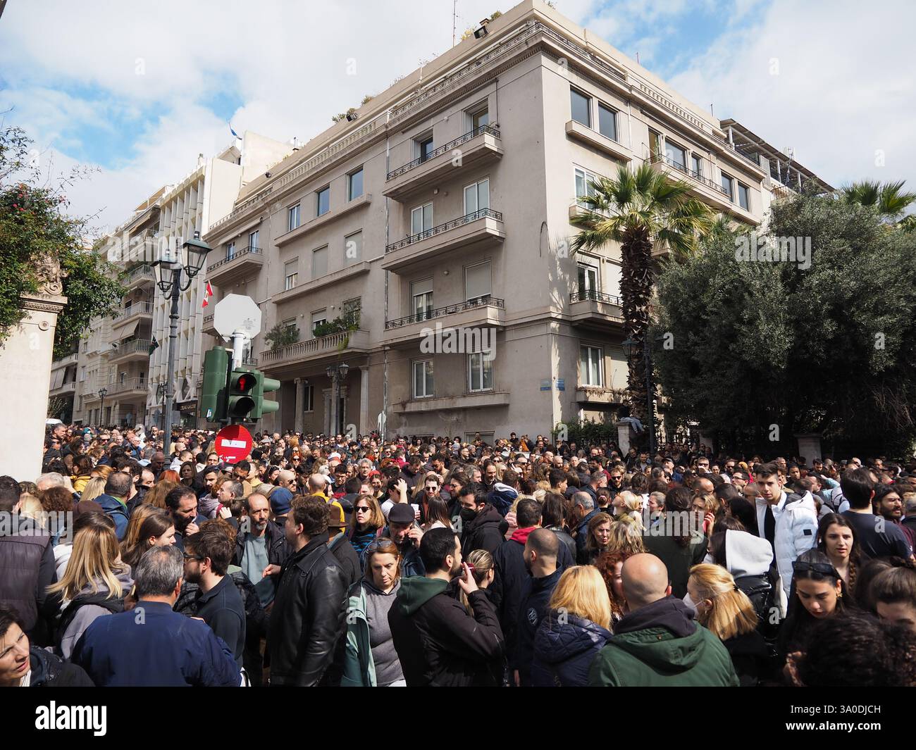 Athènes, Grèce - 28 février 2025 : une foule nombreuse s'est rassemblée dans le centre-ville d'Athènes pour protester contre l'accident de train Tempi Banque D'Images