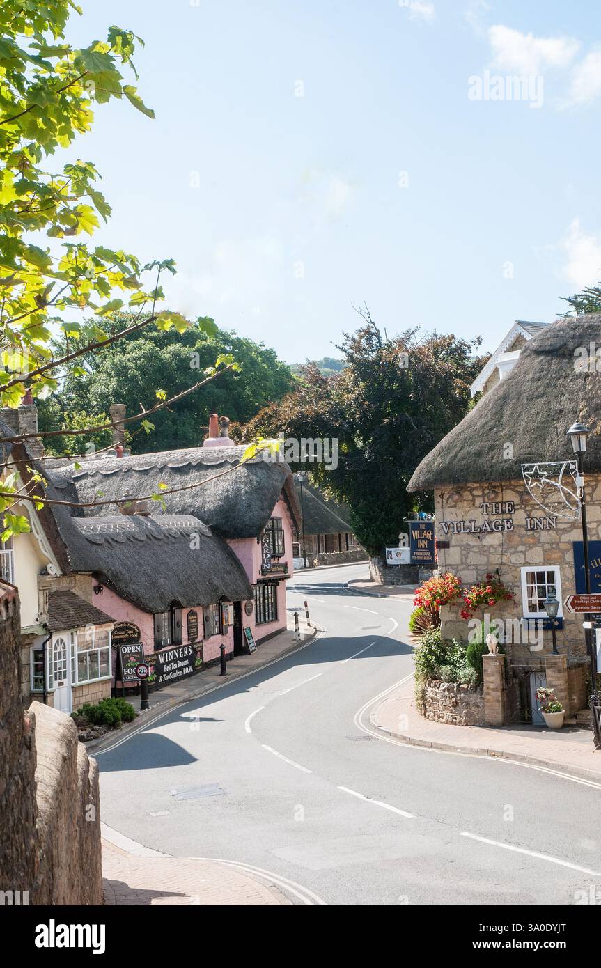 Route sinueuse à travers Shanklin Old Village sur l'île de White avec le Village Inn sur la droite et le Thatch Teashop sur la gauche Banque D'Images