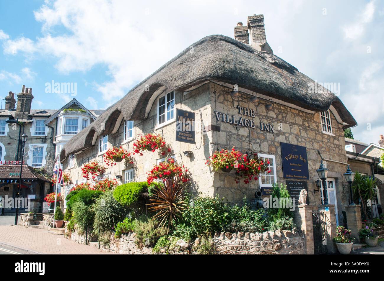 Le Village Inn avec un toit de chaume et beaucoup de paniers suspendus et un drapeau Union Jack à l'extérieur dans le vieux village Shanklin sur l'île de White Banque D'Images