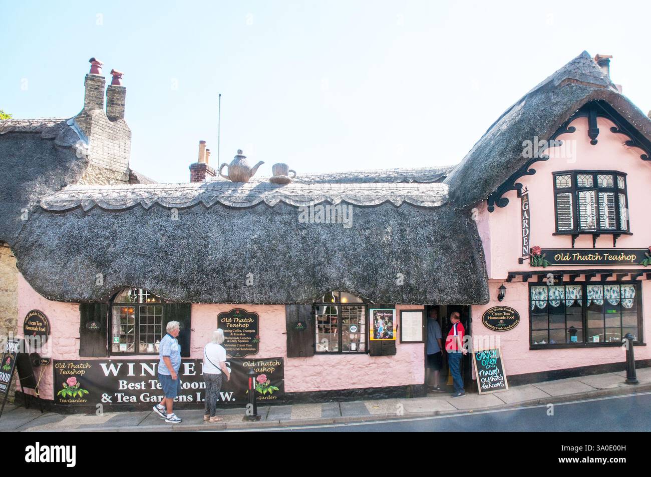 The Old Thatch Teashop avec théière de chaume et tasse sur le toit de chaume gagnants des meilleurs salons de thé et jardins de thé Shanklin Old Village Isle of White Banque D'Images