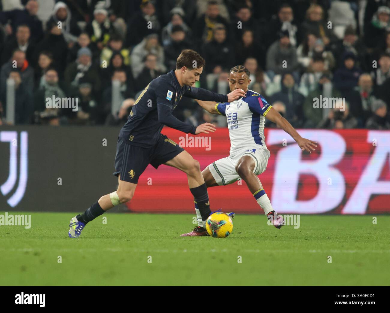 Turin, Italie. 03 mars 2025. Kenan Yildiz du Juventus FC et Antoine Bernede du Hellas Vérone lors de la Serie A italienne, saison 2024/25, match de football entre le Juventus FC et le Hellas Vérone le 03 mars 2025, au stade Allianz, Turin, Italie. Crédit : Nderim Kaceli/Alamy Live News Banque D'Images Turin, Italie. 03 mars 2025. Kenan Yildiz du Juventus FC et Antoine Bernede du Hellas Vérone lors de la Serie A italienne, saison 2024/25, match de football entre le Juventus FC et le Hellas Vérone le 03 mars 2025, au stade Allianz, Turin, Italie. Crédit : Nderim Kaceli/Alamy Live News Banque D'Images