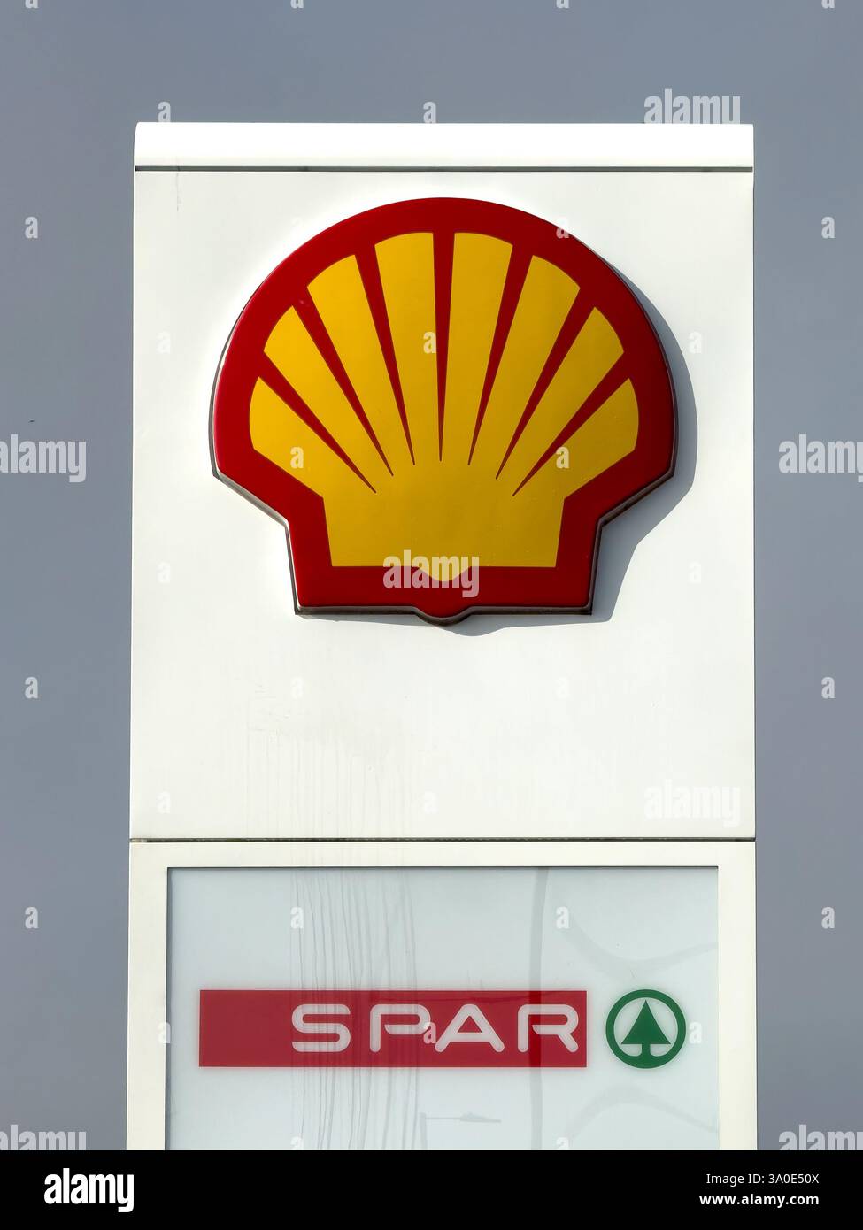 Logo Shell signe publicitaire dans un garage de station-service de commerce de détail dans la ville Banque D'Images