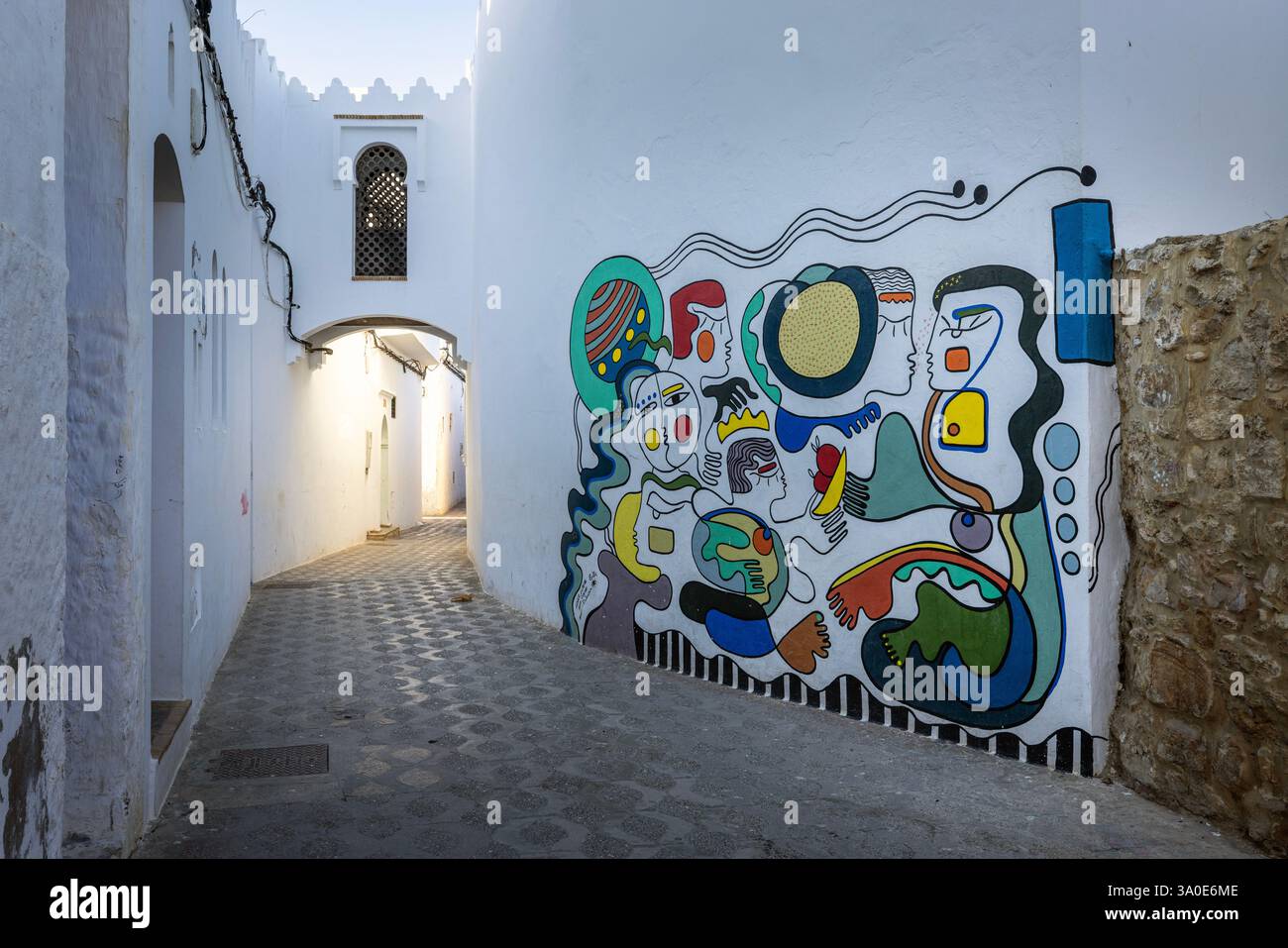 La ville fortifiée d'Asilah, avec ses remparts et ses portes entièrement intacts, est située à la pointe nord-ouest de la côte atlantique du Maroc. Banque D'Images