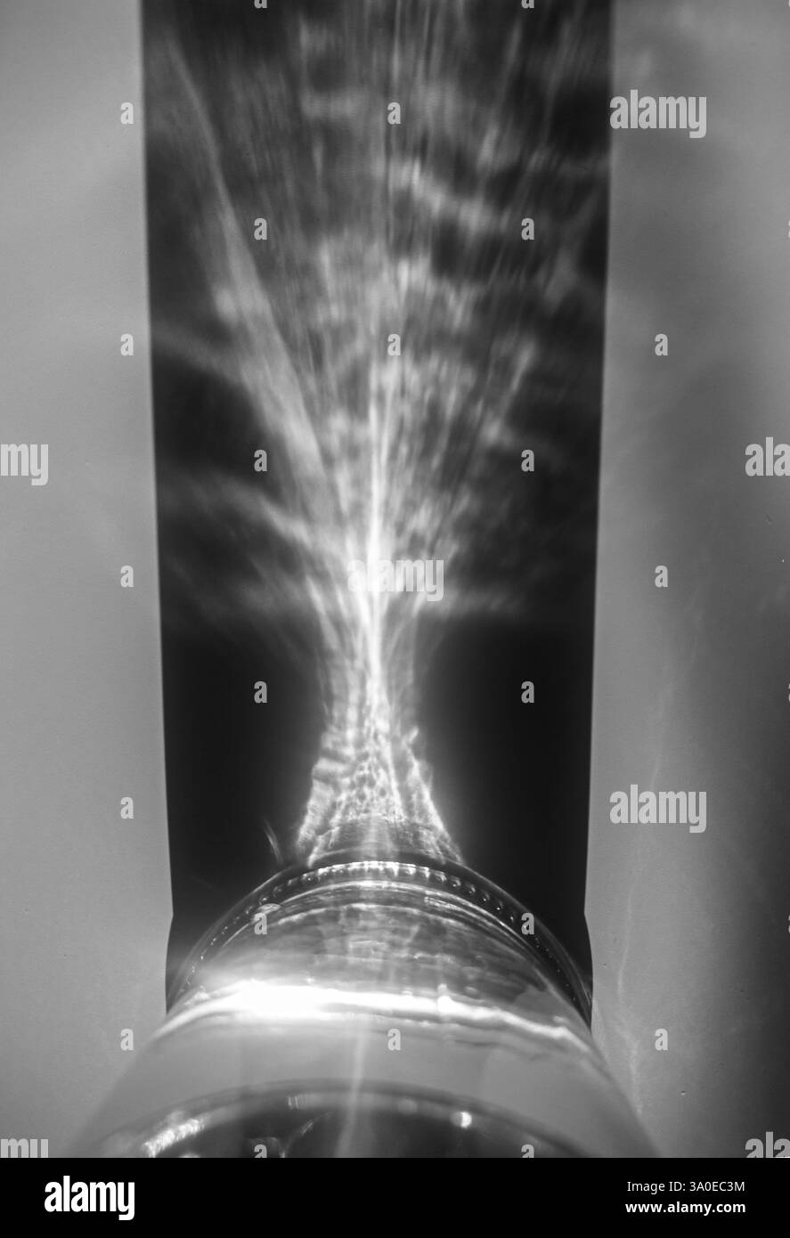 Un noir et blanc de lumière réfléchissant à travers l'eau Banque D'Images