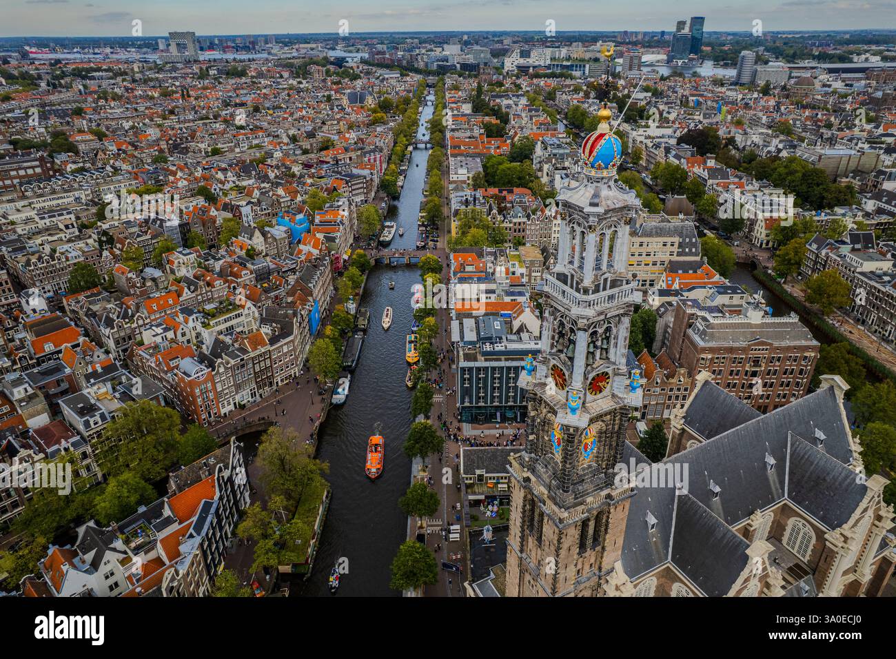 Superbe vue aérienne de Westerkerk, l'église protestante d'Amsterdam et la vue de son architecture emblématique, de ses canaux et de son paysage urbain dynamique. Banque D'Images