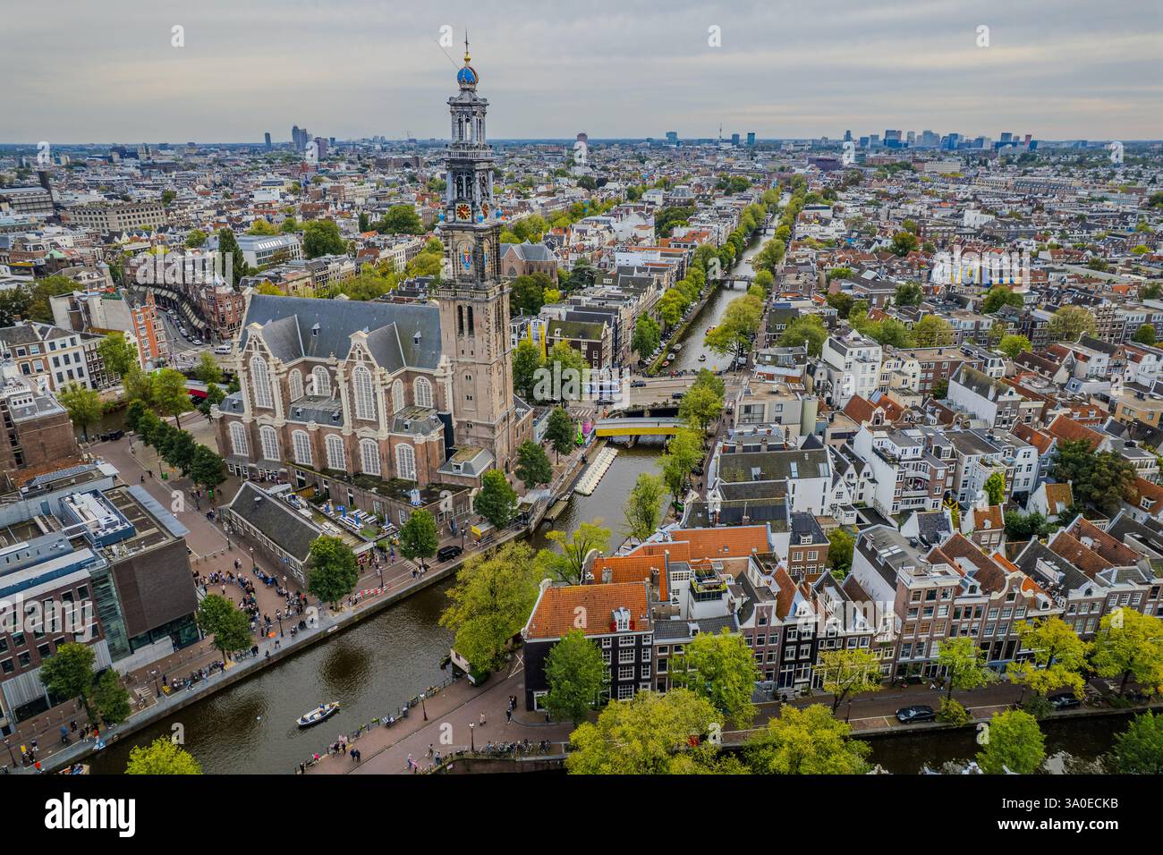 Superbe vue aérienne de Westerkerk, l'église protestante d'Amsterdam et la vue de son architecture emblématique, de ses canaux et de son paysage urbain dynamique. Banque D'Images