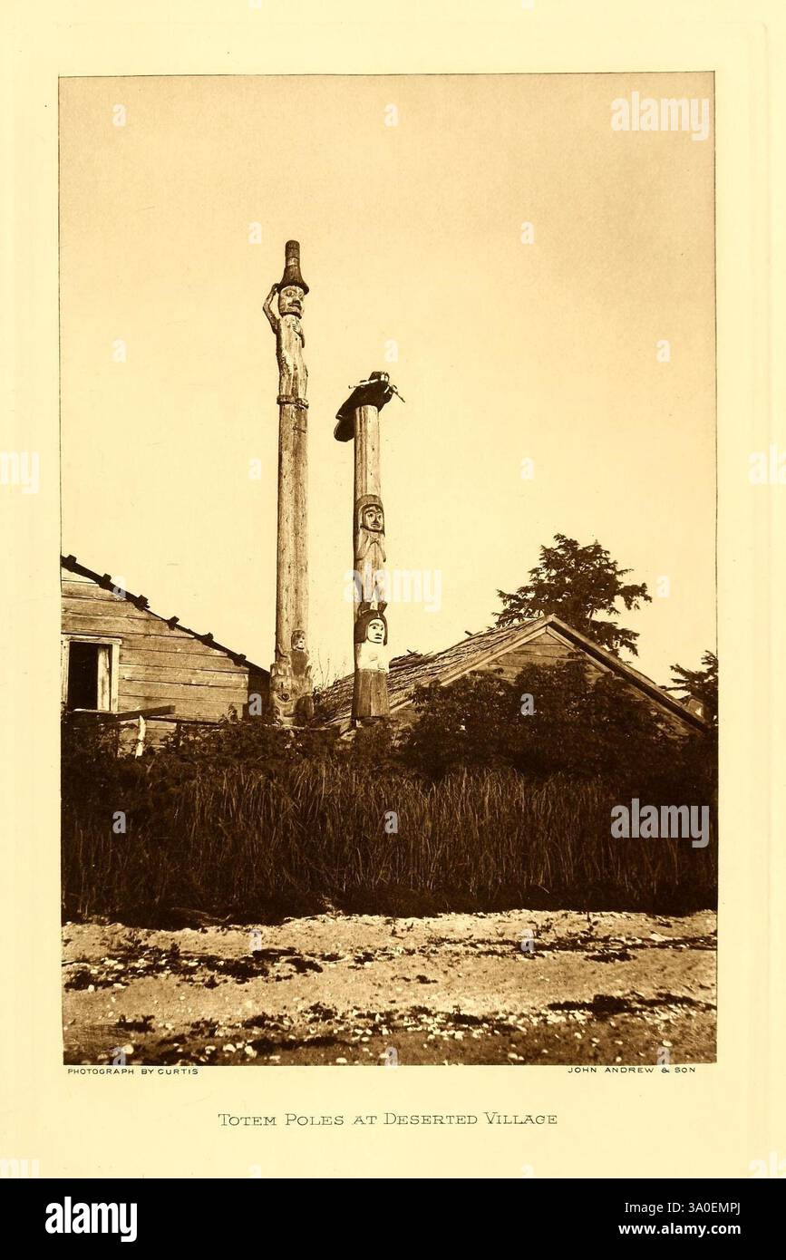 Harriman Alaska series Washington, 1910-1914. Alaska, histoire naturelle, expéditions scientifiques, la scène représente un village déserté avec deux mâts totémiques imposants qui s'élèvent bien en vue sur fond de structures en bois rustiques. Ces totems, finement sculptés, présentent des figures et des visages stylisés, évoquant leur signification culturelle et leurs traditions de narration. Au premier plan, l'herbe envahie et le feuillage encadrent la base de la scène, tandis que les bâtiments altérés, avec leurs textures de bois et leurs toits en pente, évoquent un sentiment d'histoire et d'abandon. L'atmosphère générale R Banque D'Images