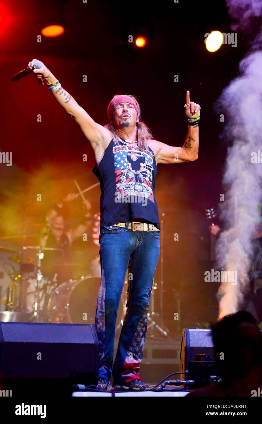 Bret Michaels se produisant avec beaucoup d'énergie sur scène le 4 juillet à Moapa, Nevada Banque D'Images Bret Michaels se produisant avec beaucoup d'énergie sur scène le 4 juillet à Moapa, Nevada Banque D'Images