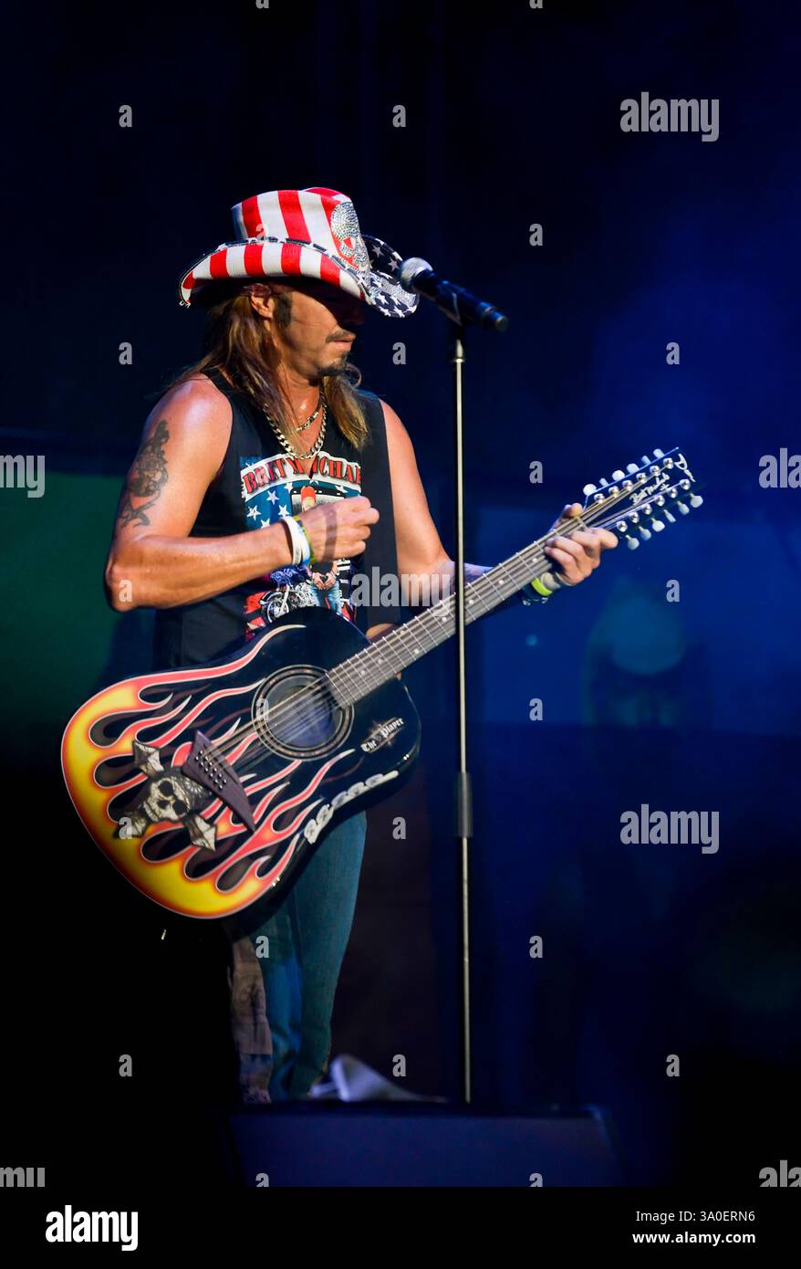 Bret Michaels se produisant avec beaucoup d'énergie sur scène le 4 juillet à Moapa, Nevada Banque D'Images Bret Michaels se produisant avec beaucoup d'énergie sur scène le 4 juillet à Moapa, Nevada Banque D'Images