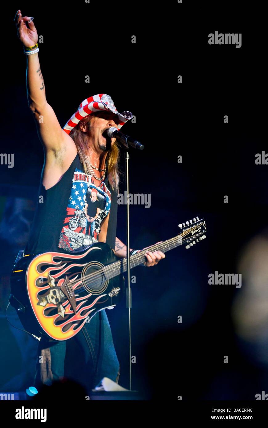 Bret Michaels se produisant avec beaucoup d'énergie sur scène le 4 juillet à Moapa, Nevada Banque D'Images