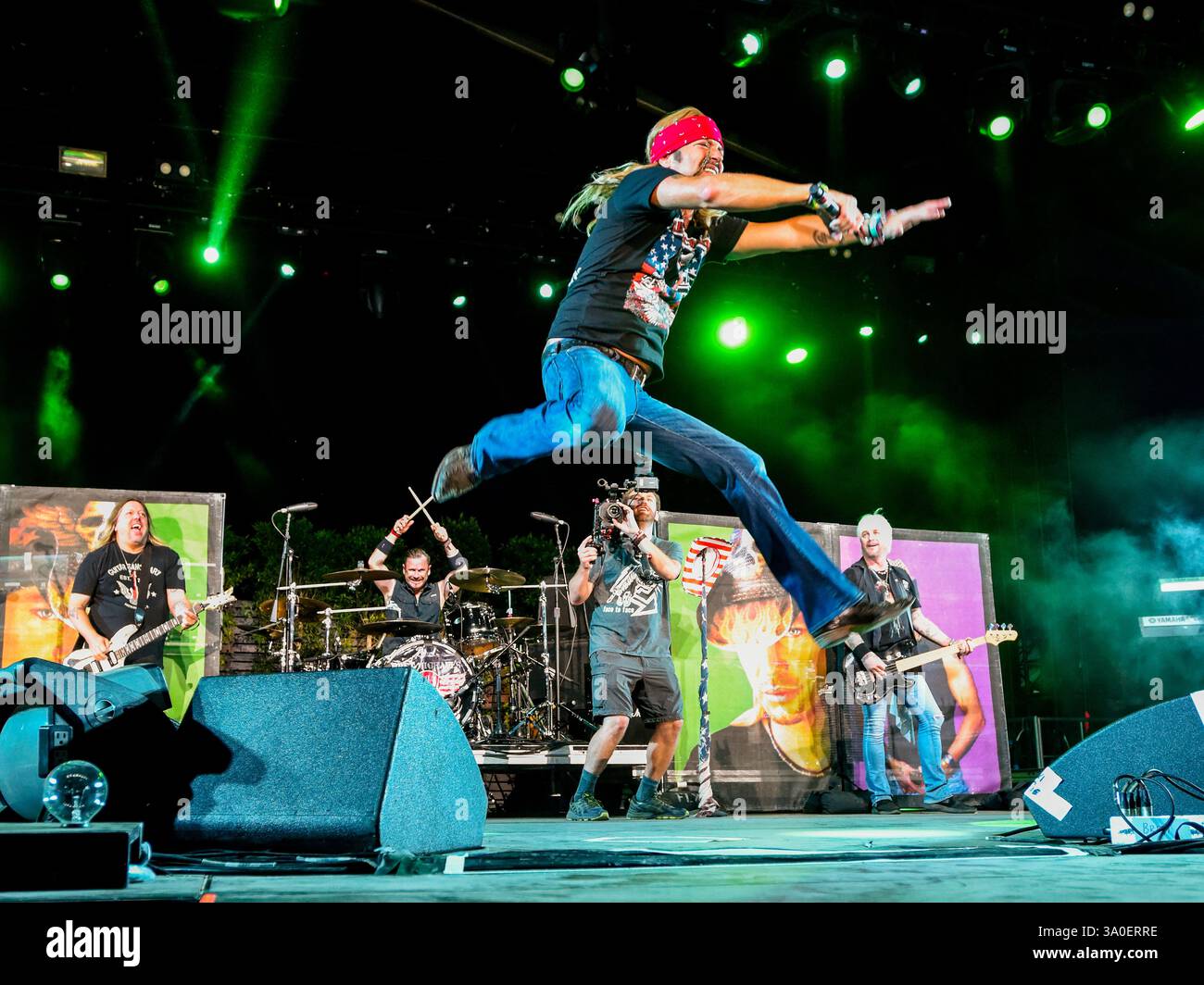 Indio, Californie, 26 avril 2019, Bret Michaels Band sur scène jouant avec beaucoup d'énergie devant une foule énergique au Festival de musique de Stagecoach. Banque D'Images Indio, Californie, 26 avril 2019, Bret Michaels Band sur scène jouant avec beaucoup d'énergie devant une foule énergique au Festival de musique de Stagecoach. Banque D'Images