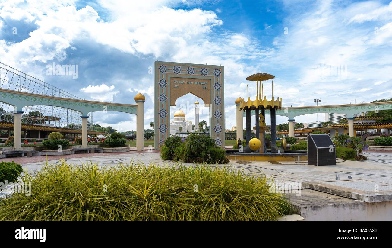 BANDAR Seri BEGAWAN, BRUNEI, la place de l'indépendance Taman Haji Sir Muda Omar 'Ali Saifuddien avec la célèbre mosquée en arrière-plan Banque D'Images