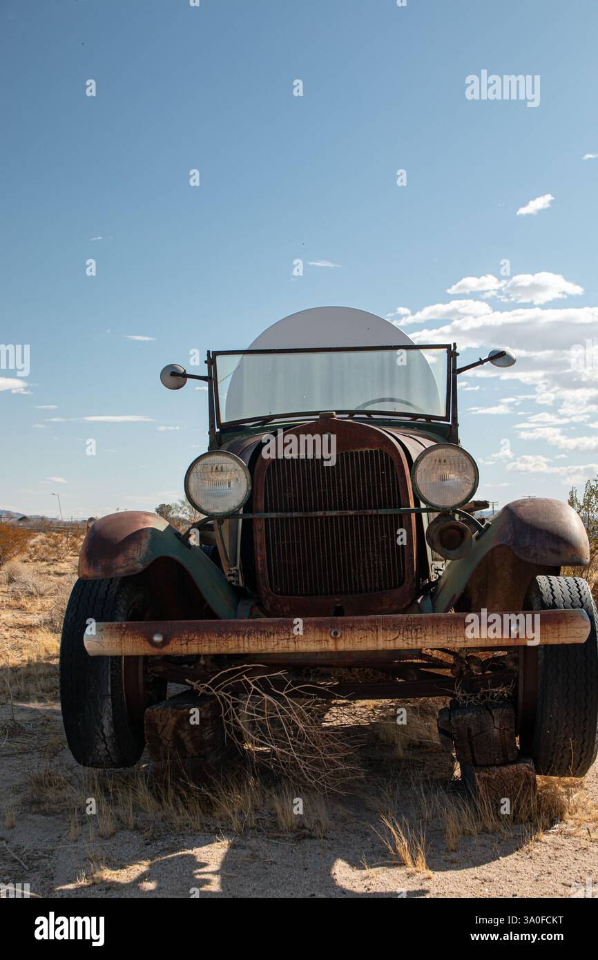 Vue de face d'un camion ancien modèle A transportant un grand réservoir dans le désert. Banque D'Images
