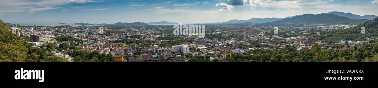 Phuket panorama ville skyline avec mer océan et montagne, Phuket Thaïlande Banque D'Images