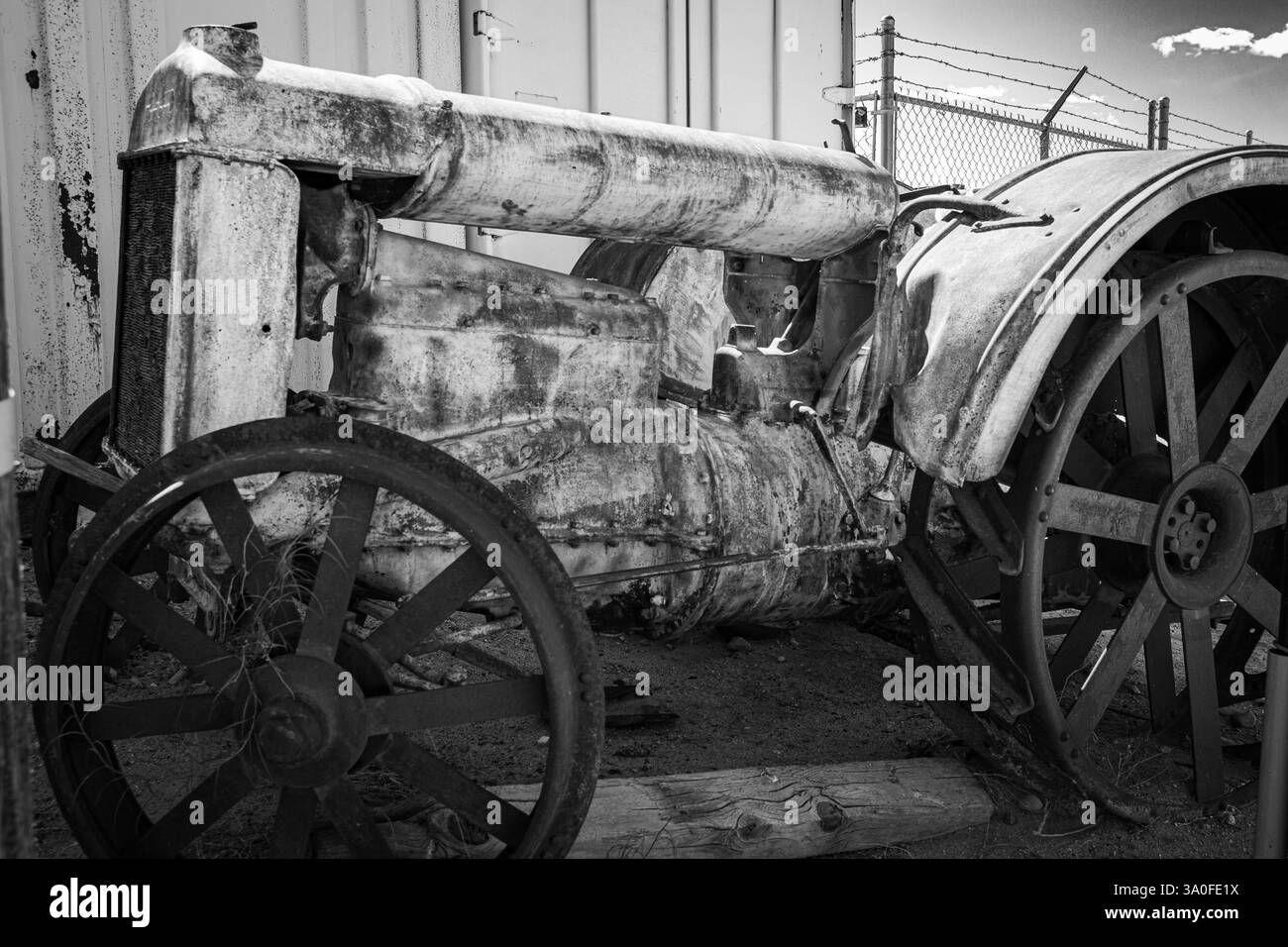 Vue latérale d'un tracteur Fordson antique des années 1920 en noir et blanc. Banque D'Images