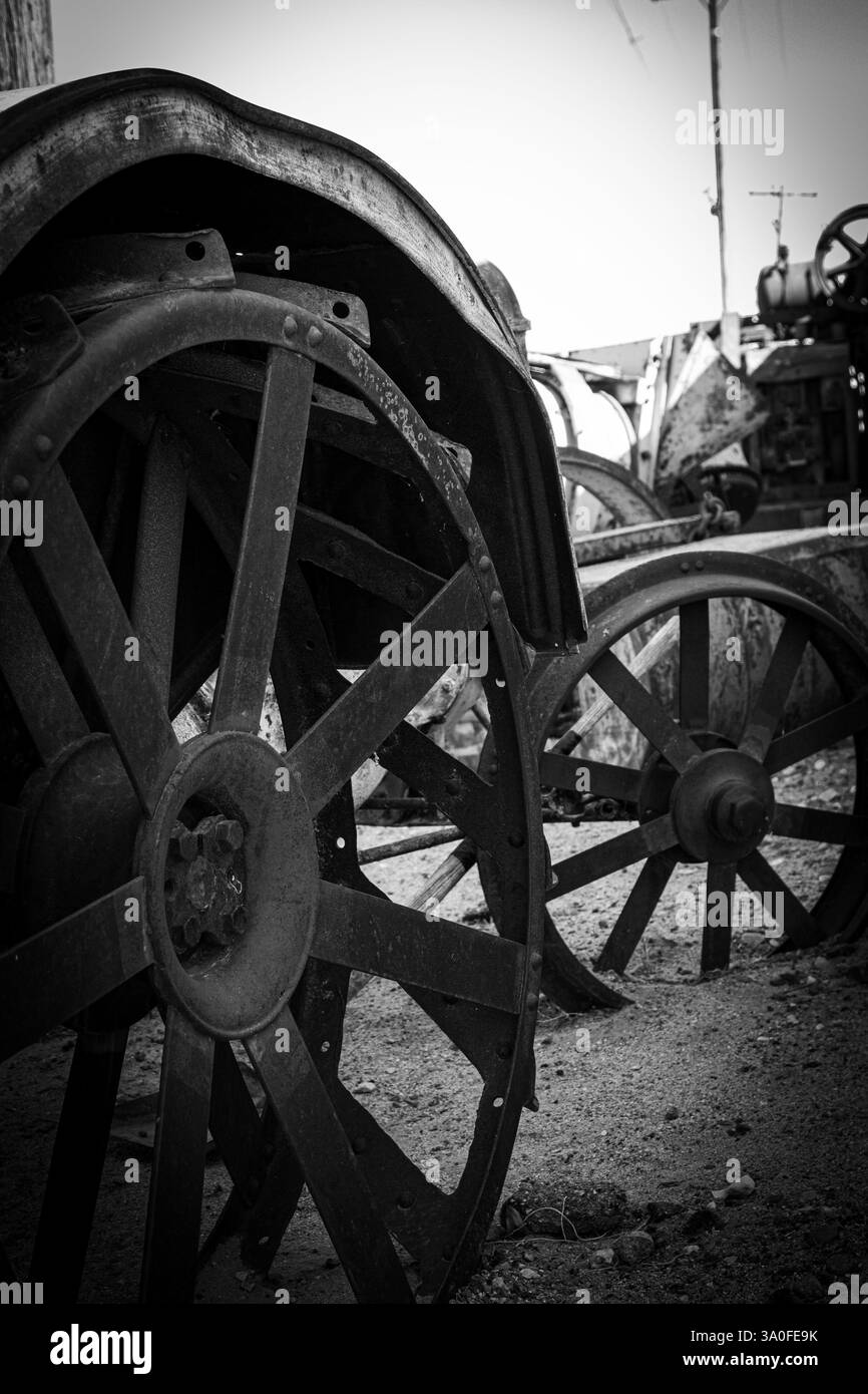Roues à oreilles en acier sur un tracteur antique en noir et blanc. Banque D'Images