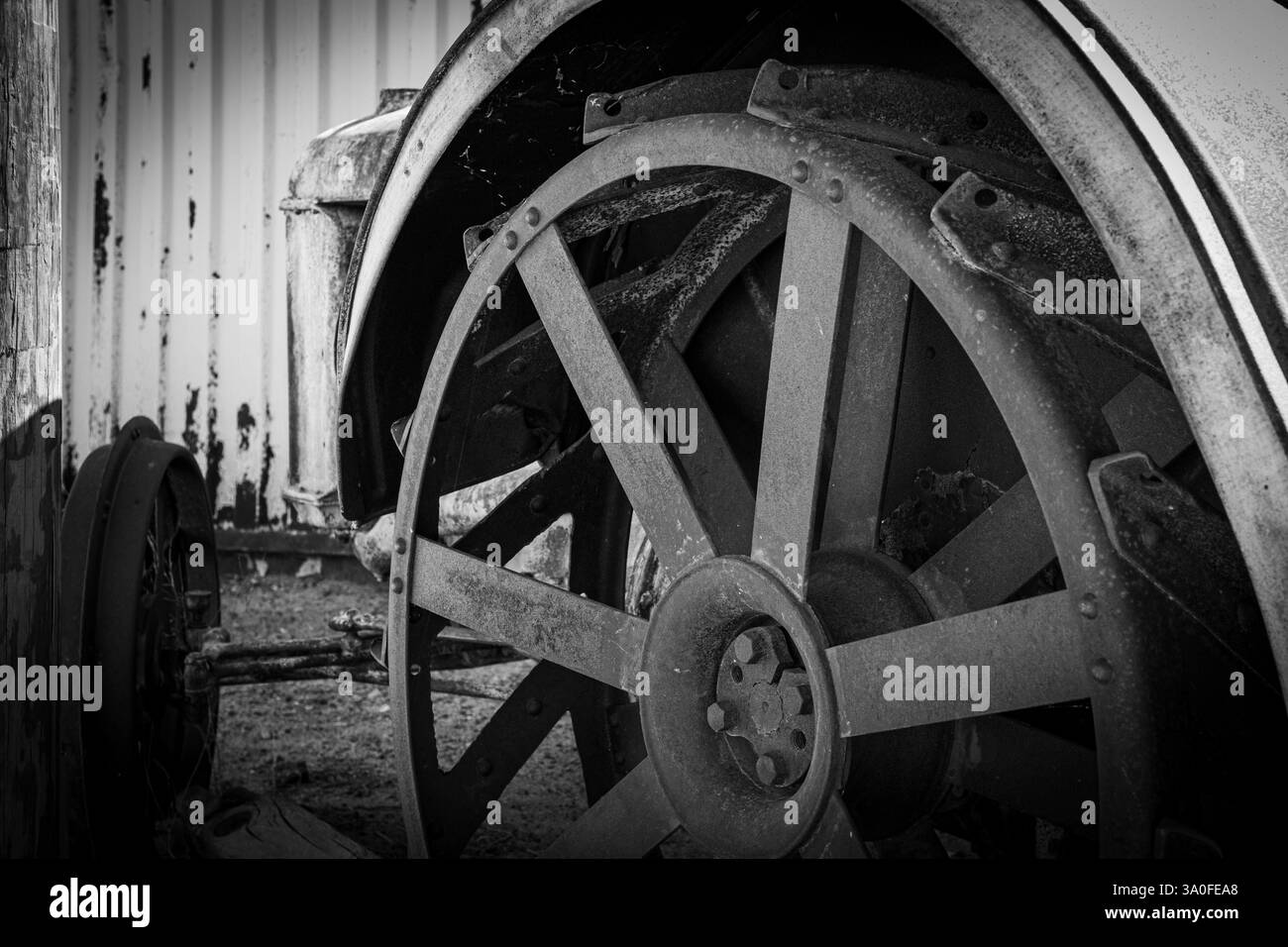 Roues à oreilles en acier sur un tracteur antique en noir et blanc. Banque D'Images
