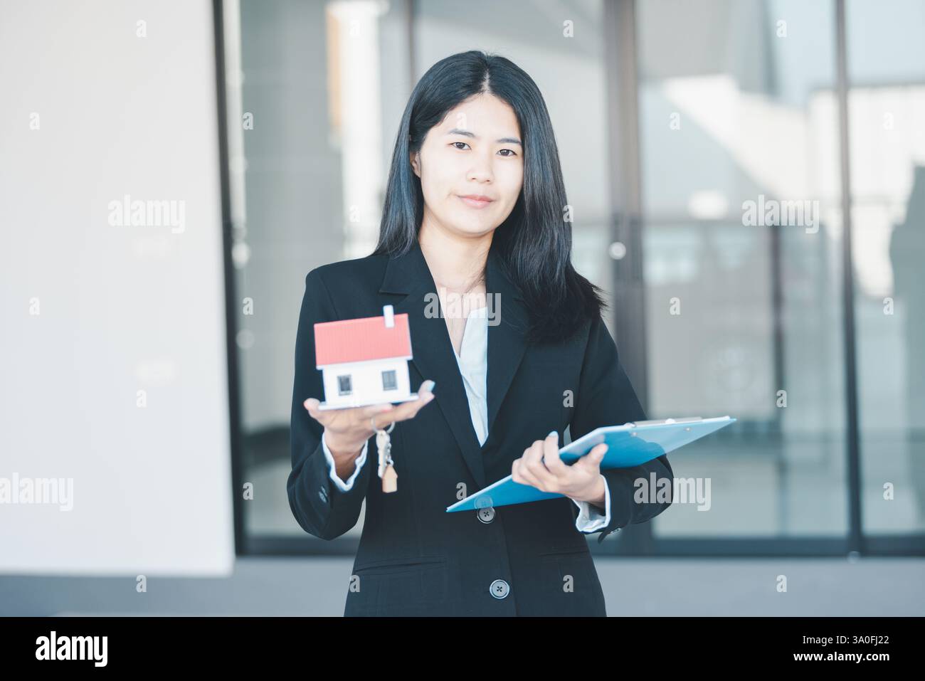 Femme main tenir la clé acheter le concept d'affaires modèle à la maison implique vendre la gestion financière la propriété de prêt de banque d'investissement d'économie de revenu finance investisseurs Banque D'Images