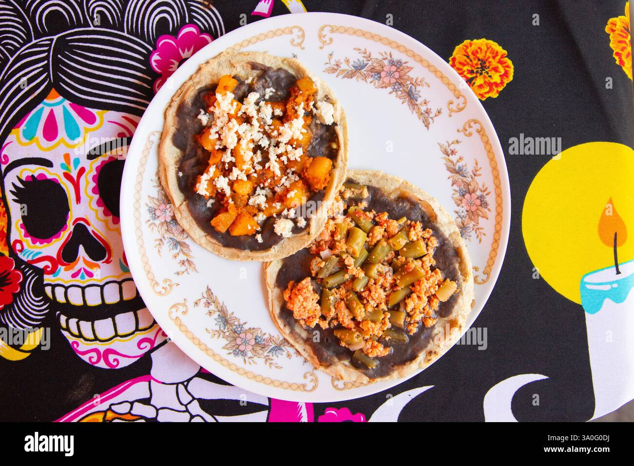 Cuisine memelas au marché d'Oaxaca Central de Abastos avec fromage local, porc et légumes. Banque D'Images