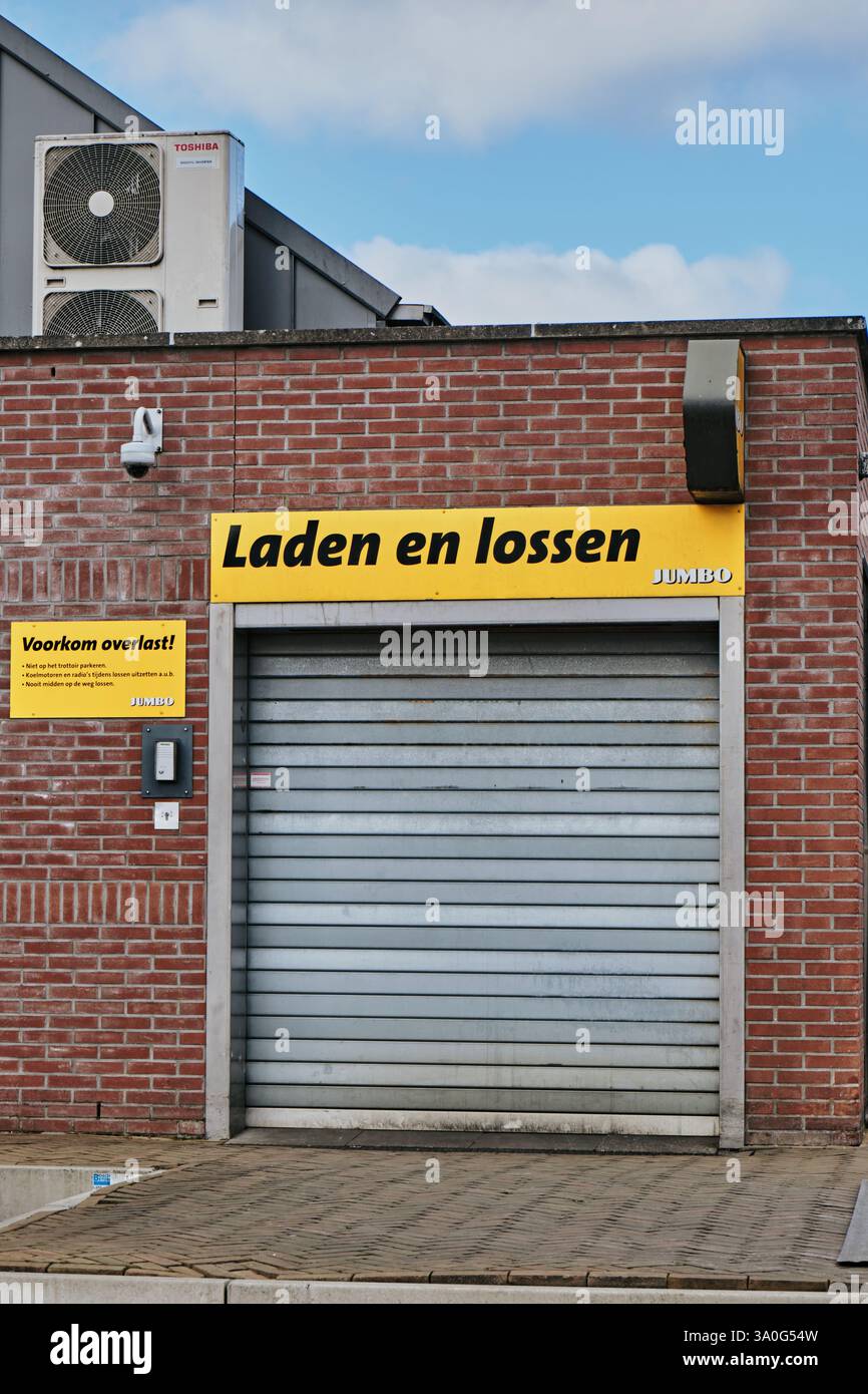 1 mars 2025 - Gieten-pays-Bas : quai de chargement d'un supermarché Jumbo avec des instructions spécifiques pour les chauffeurs de camion sur les procédures de livraison et éviter Banque D'Images