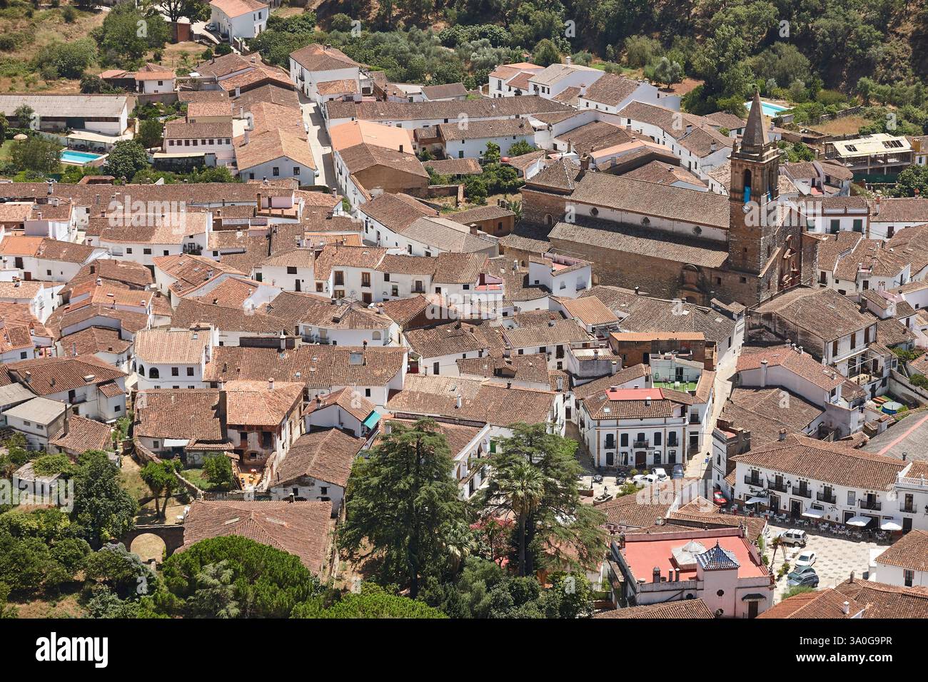 Village andalou traditionnel d'Alajar depuis le point de vue d'Arias Montano. Espagne Banque D'Images Village andalou traditionnel d'Alajar depuis le point de vue d'Arias Montano. Espagne Banque D'Images
