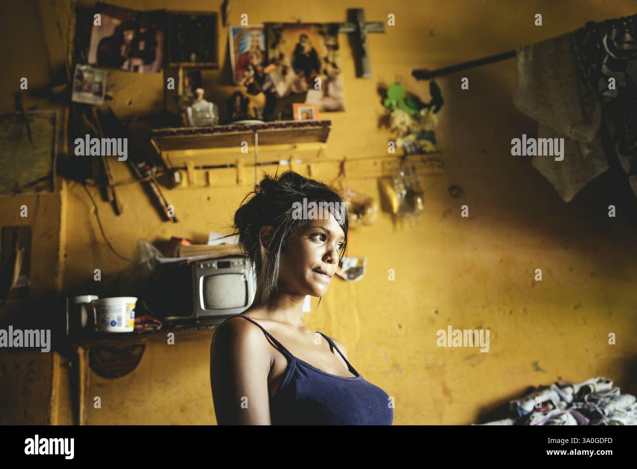 Luisetsy, 21 ans, dans sa maison de Petare, mère de deux enfants, mère monoparentale, sa fille Petare, Venezuela, Amérique du Sud Banque D'Images