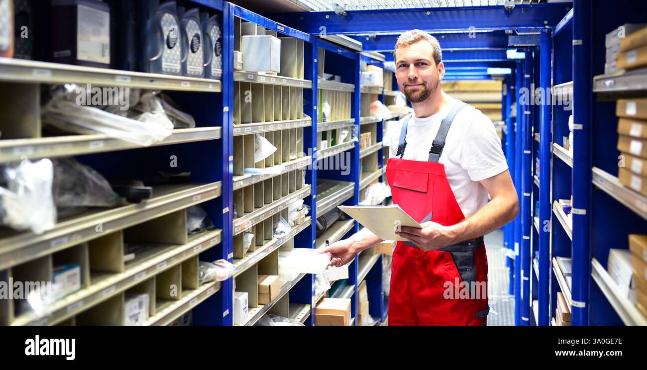 Atelier de réparation de voiture employés dans l'entrepôt de pièces de rechange pour la réparation de voitures dans un garage Banque D'Images Atelier de réparation de voiture employés dans l'entrepôt de pièces de rechange pour la réparation de voitures dans un garage Banque D'Images