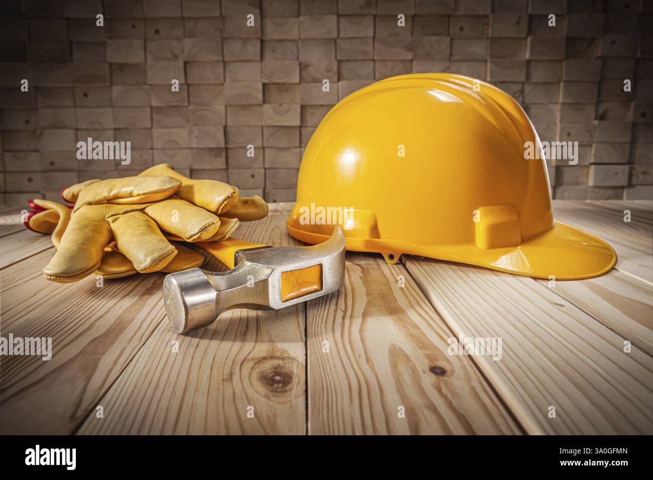 Outils de sécurité et vêtements de travail pour la construction. Gants en cuir marteau de griffe de casque jaune. Poutres en bois empilées Banque D'Images