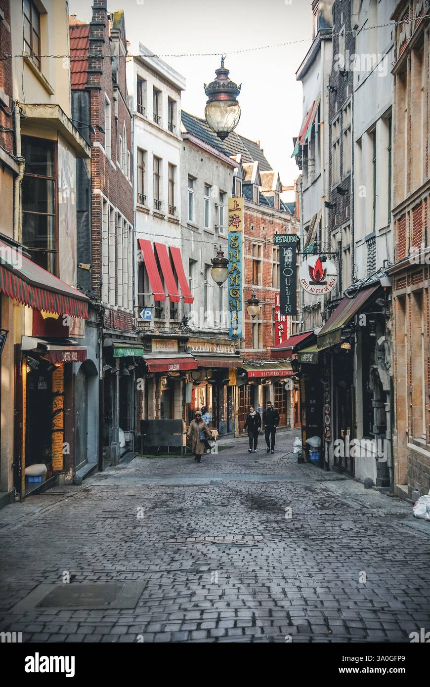 Vue sur la rue des bouchers dans le centre du vieux Bruxelles. La rue des bouchers est une célèbre rue gastronomique Banque D'Images