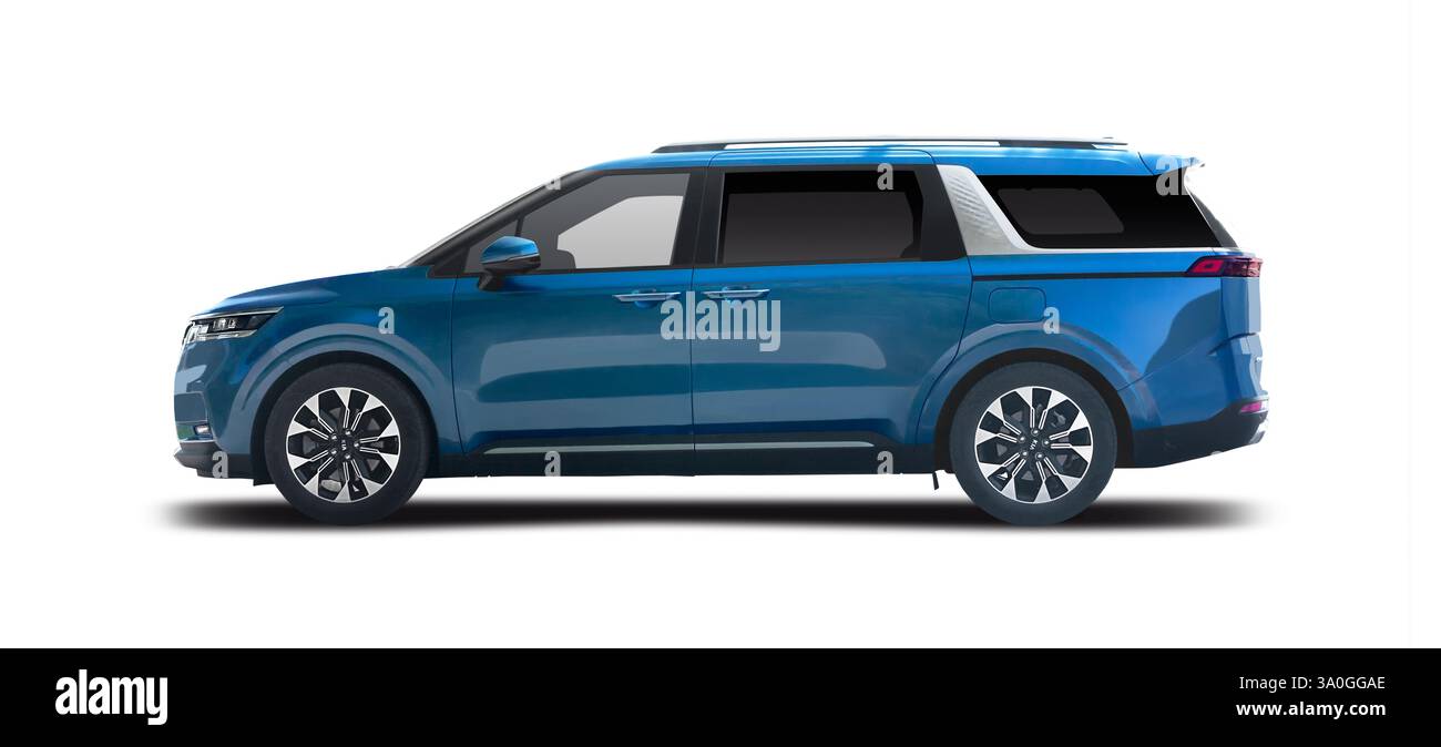 Vue latérale de la voiture de Kia Carnival MPV isolée sur fond blanc Banque D'Images