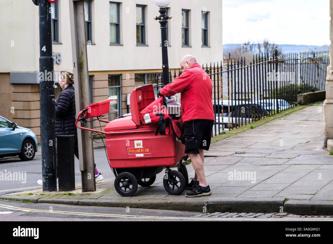 Facteur Royal mail effectuant des livraisons à Clifton Bristol UK Banque D'Images