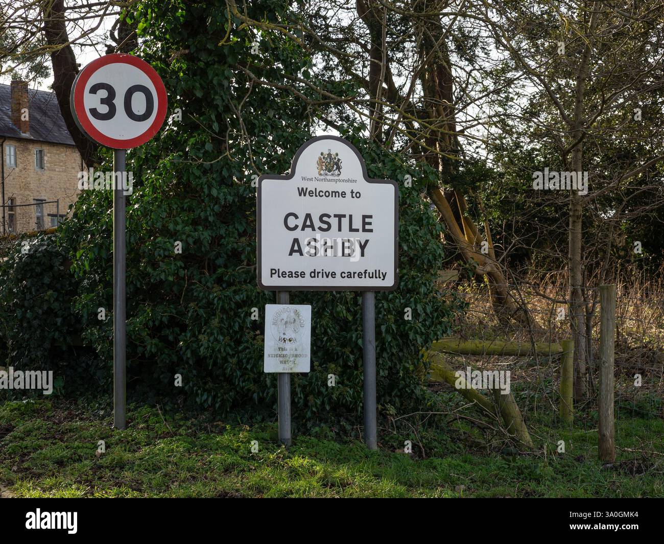 Signalisation et limite de vitesse de 30 km/h à l'entrée du village de Castle Ashby, Northamptonshire, Royaume-Uni Banque D'Images