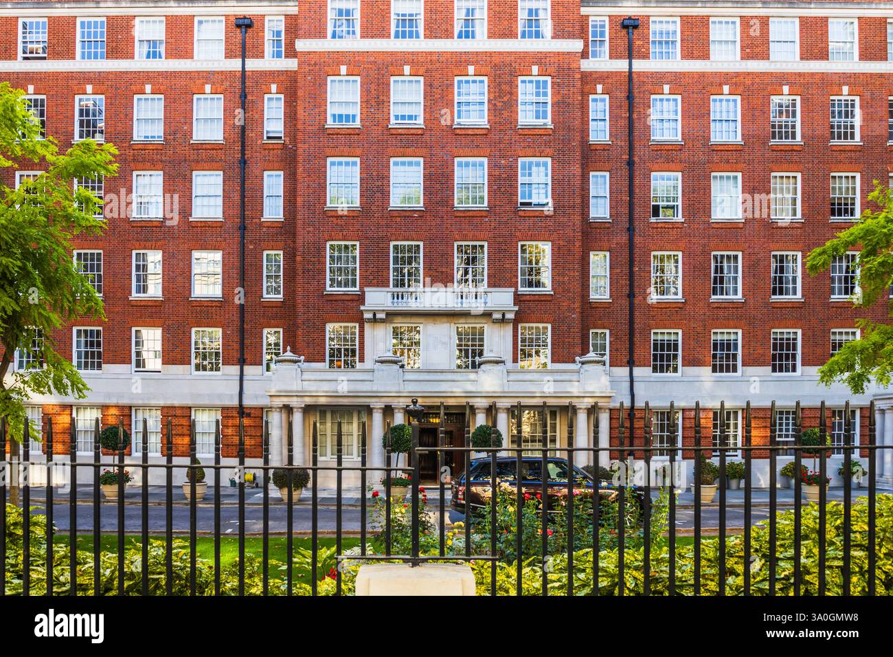 Extérieur du bâtiment en briques rouges avec architecture classique et clôture en fer dans un quartier de Londres Banque D'Images