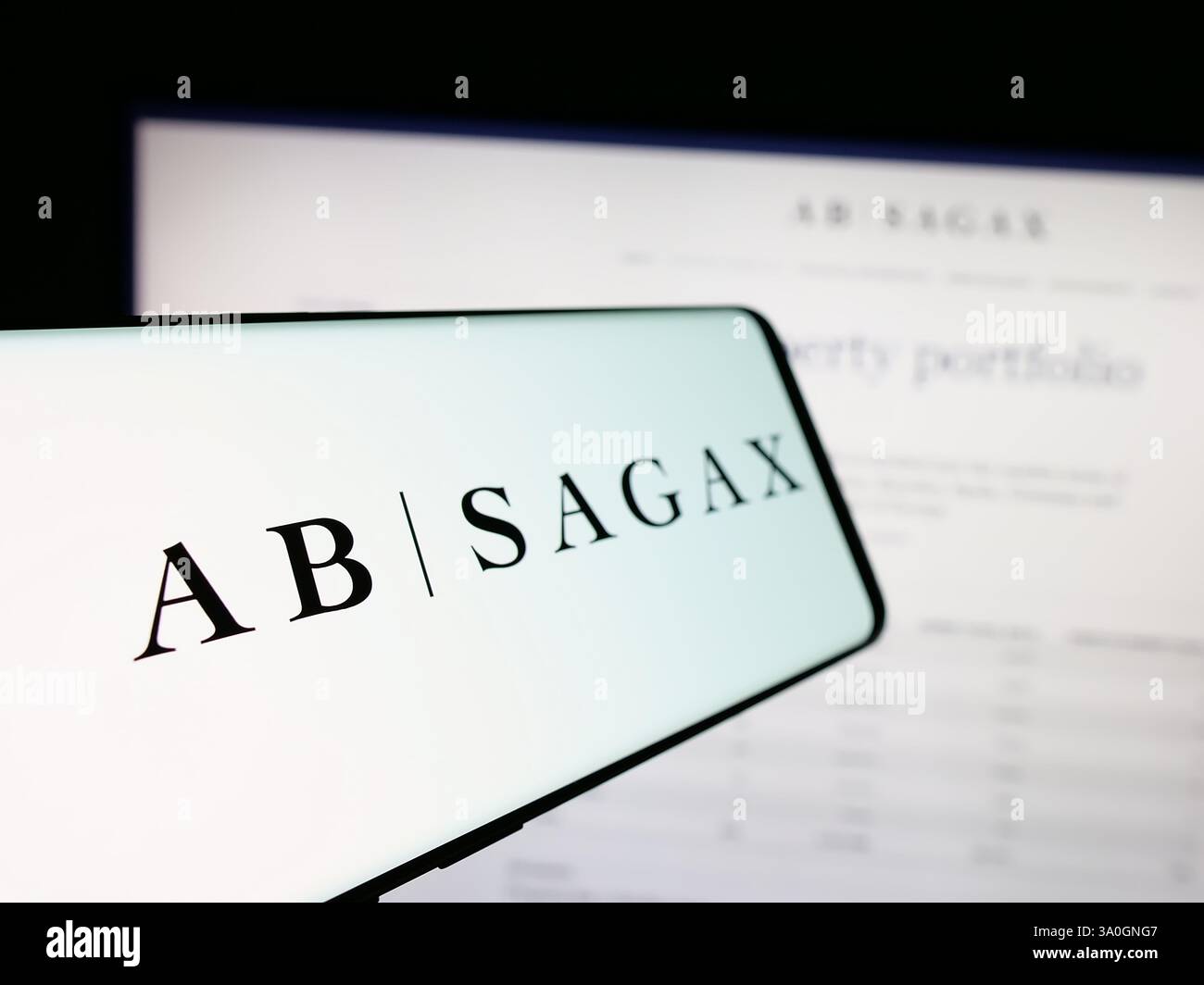 Allemagne. 2 décembre 2024. Dans cette illustration photo, un téléphone portable avec le logo de la société immobilière suédoise AB sagax est vu sur l'écran devant le site Web de l'entreprise. (Crédit image : © timon Schneider/SOPA images via ZUMA Press Wire) USAGE ÉDITORIAL SEULEMENT ! Non destiné à UN USAGE commercial ! Banque D'Images