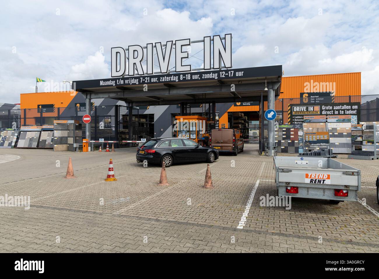 Conduire à Hornbach Nieuwegein. Hornbach est une chaîne allemande de magasins de bricolage proposant des produits d'amélioration de l'habitat et de bricolage. Banque D'Images