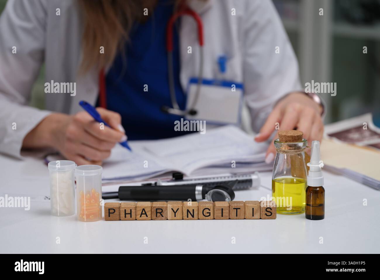 Le médecin rédige actuellement une ordonnance détaillée pour un traitement efficace de la pharyngite maintenant Banque D'Images