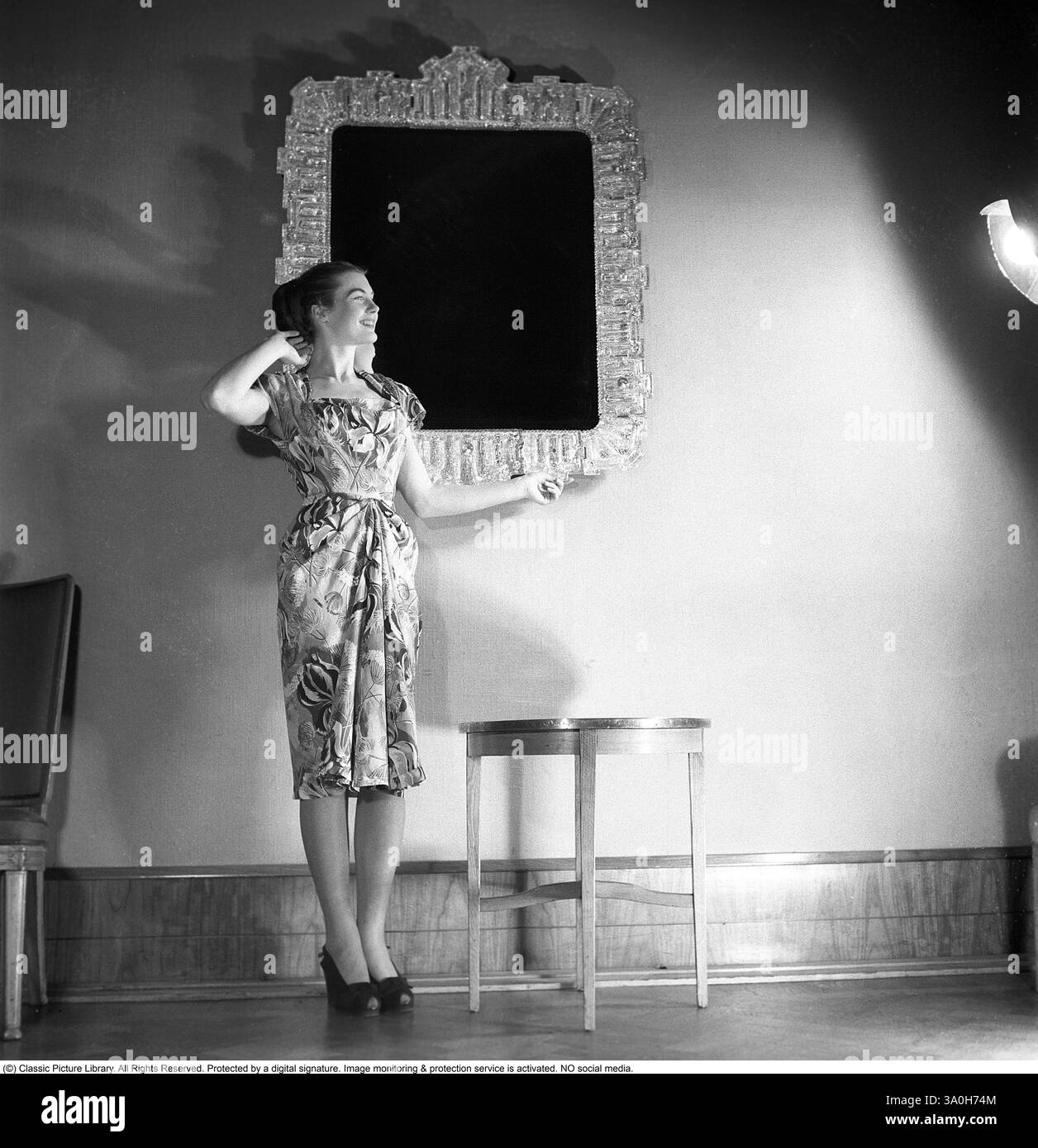 Fashion 1946, une jeune mannequin habillée à la mode de l'après-guerre. Kristoffersson réf. Y120-2 Banque D'Images