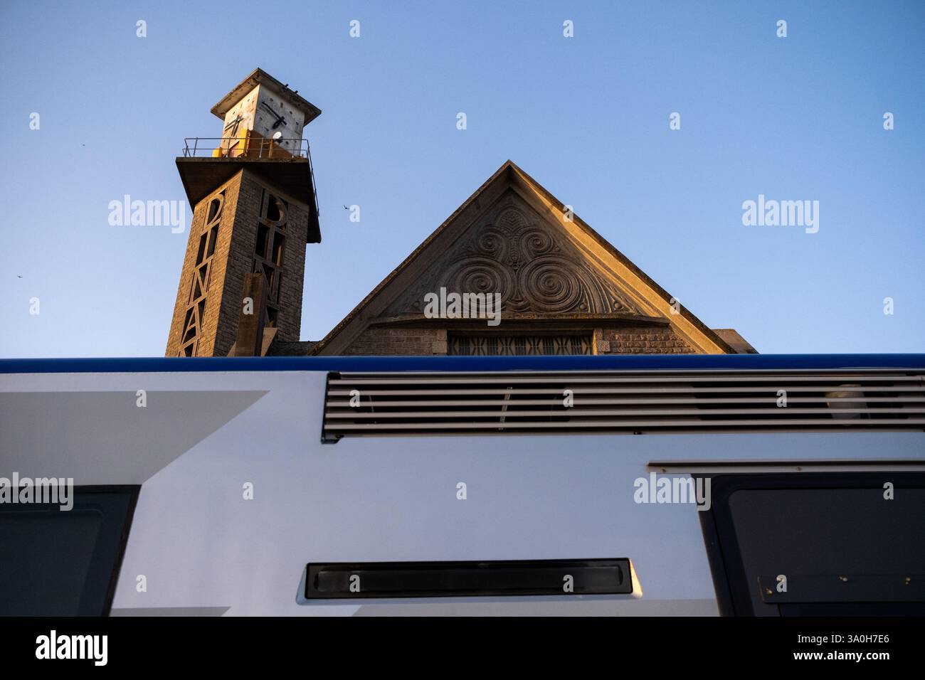 Train Express Regional (TER) au départ de la gare de Dinan dans le département de côtes-d Armor dans la région Bretagne en France le 17 juin 2022. Train E Banque D'Images