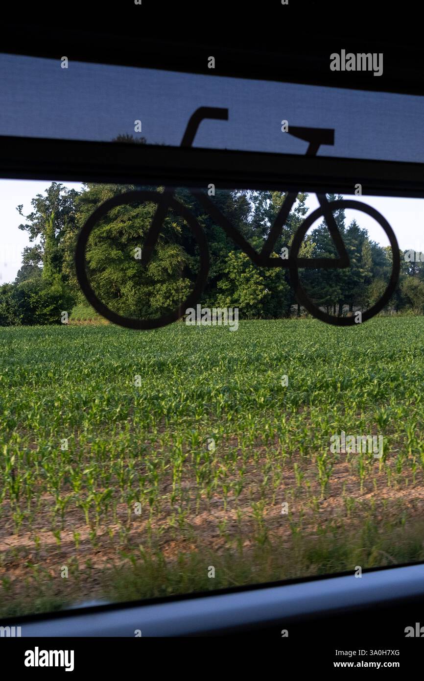 Logo vélo dans le train Express Regional (TER) de la gare de Dinan dans le département de côtes-d Armor dans la région de Bretagne en France sur 17 J. Banque D'Images