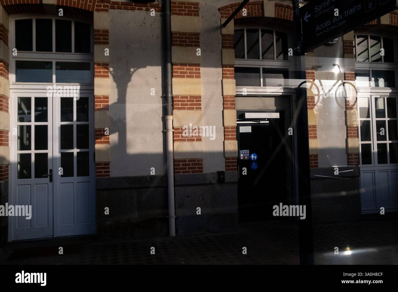 Logo vélo dans le train Express régional (TER) de la gare de Dol-de-Bretagne dans le département d'Ille-et-Vilaine dans la région Bretagne en FR Banque D'Images